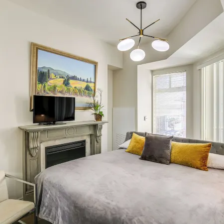 Luxe Long Beach Condo w/ Pool: 1 Mi to Shoreline!