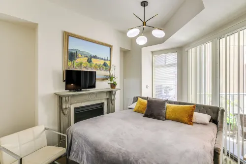 Luxe Long Beach Condo w/ Pool: 1 Mi to Shoreline!