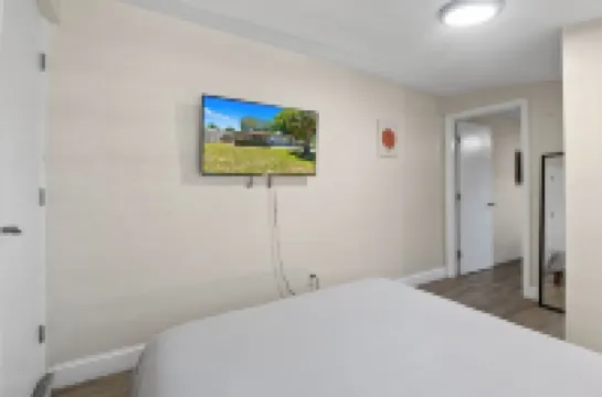 Stylish Queen Suite : Near Beach + Shops + Dining Hotels in Oakland Park