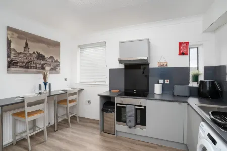 2-Bed Flat Wishaw Free Parking Family-Friendly