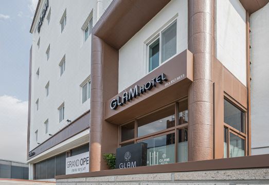 글램호텔 깔끔한 외관
