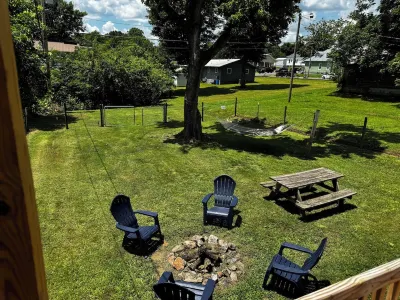 Etowah's Cottage - dog friendly, king beds, hiking, rafting, motorcycles Swift Museum Foundation附近的飯店