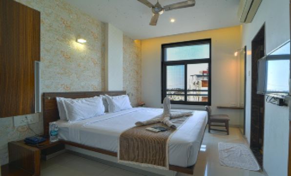 Hotel Sri Sri Executive, Kolhapur - 5 Min Away From Mahalaxmi Temple - Housity
