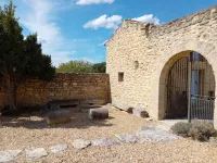 Mas in Luberon park, 4 km from Gordes, private pool, panoramic view Hotels in Cabrieres-d'Avignon