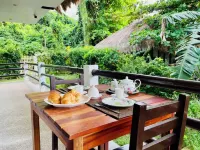 Family Studio with panoramic windows to tropical greenery. 3 min to the beach Hotels in Diniwid Beach