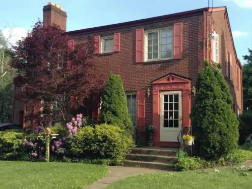 Woodland Oasis Cabin Apartment Hotel di Youngstown