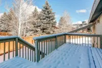 Mountain Hideaway - Hot Tub, 3 Living Areas, 5 min. to Shop/Ski