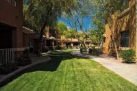 Townhome away from home! Near downtown Chandler/Gilbert. Heated pool and jacuzzi