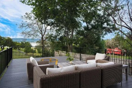 Travis by Avantstay Waterfront Lake Retreat Отели рядом с достопримечательностью «High 5»