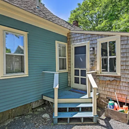 Charming Cottage w/ Patio, Walk to Boothbay Harbor