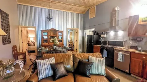 Cozy Charming Convenient Lake Street Retreat