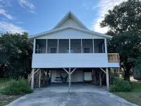 Salty Paws-Walk to beach/Fenced Yard/Pet Friendly