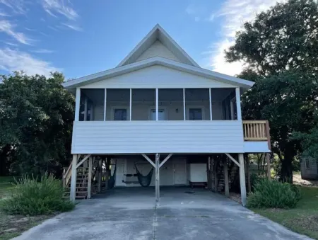 Salty Paws-Walk to beach/Fenced Yard/Pet Friendly