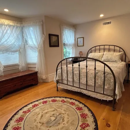 Chatham Village - Lovely 2 bedroom apartment in the antique home