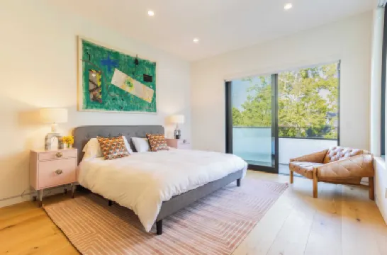 Luxe WeHo Villa, Walk to Melrose Ave, Pool Hot Tub North Vista by AvantStay Hotels in Fairfax