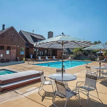 Beautiful 2-bedroom townhome with Patio, WiFi, AC