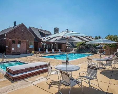 Beautiful 2-bedroom townhome with Patio, WiFi, AC Hotels in Sisters