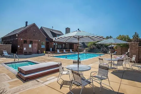 Beautiful 2-bedroom townhome with Patio, WiFi, AC