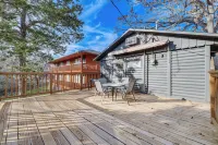 Inviting Cabin about 10 Mi to Silver Dollar City - Wifi