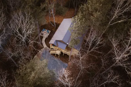 Cozy Cabin with King Suite, Hot Tub, Gas Fireplace, Fire Pit, Grill & Games