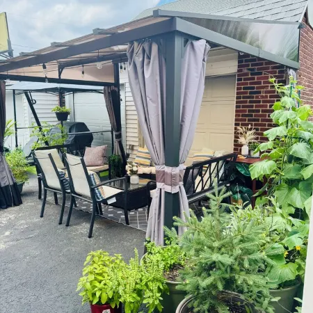 Cozy 2-bedroom Gem in charming North Bergen with Parking, backyard, and grill Отели в г. Норт-Берген