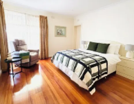 3 minutes walk to Train Station - Comfortable stay for 9 Hotels in Mount Waverley