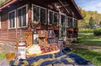 Charming cottage w/private tennis court on Skaneateles Lake