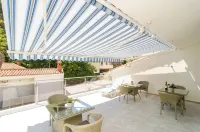 Rooms & Apartments Barišić فنادق في Mlini