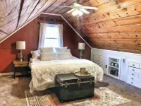 Cozy Cottage - Minutes from Snowshoe Ski Resort!