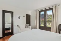 Garden Cottage - Miramar Beach with Shared Deck