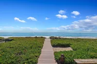 Garden Cottage - Miramar Beach with Shared Deck