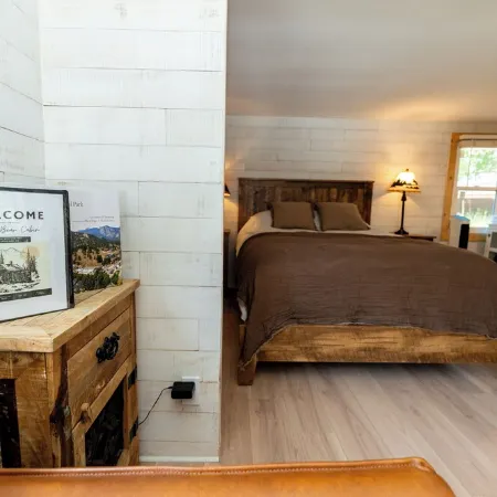 Romantic Mountain Cabin w/ Hot Tub. Near Rocky Mountain National Park.
