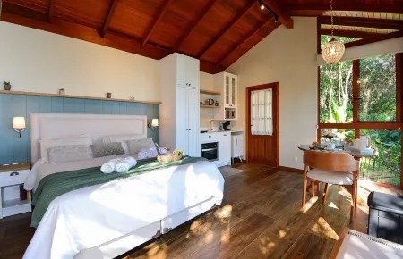 Charmosa Suíte em Sambaqui