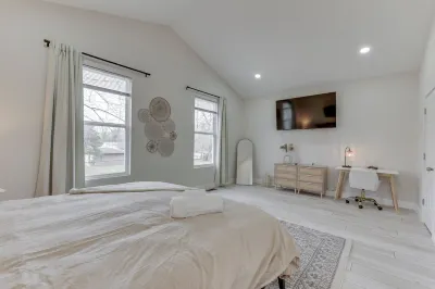 Luxury Modern Nearby Downtown Indy Escape: New Built. Game Room, 75” TVs Hotels in Warren Township