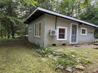 Charming private cottage in Sanbornton with beach access to Lake Winnisquam. Hotels in Sanbornton