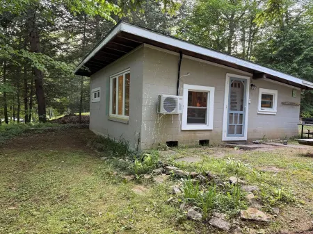 Charming private cottage in Sanbornton with beach access to Lake Winnisquam.
