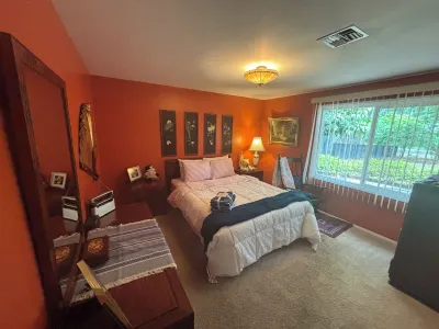 Relaxing Rancher with Fire-Pit Ferns and Firs Lakewood International House附近的飯店