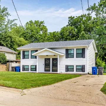 Little Italy in Dsm: 2 Bed 1 Bath Upgraded Townhome w/King Bed & Reading Nook