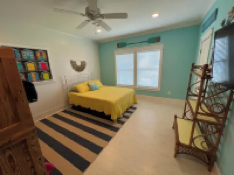 Spacious Beachfront 4-bedroom house in fabulous Surfside Beach with tiki bar