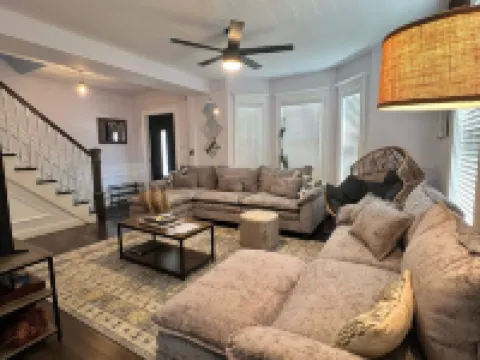 Stylish Boston-Area Duplex - Free Parking, Yard, Comfortable Stay Hoteles en Everett