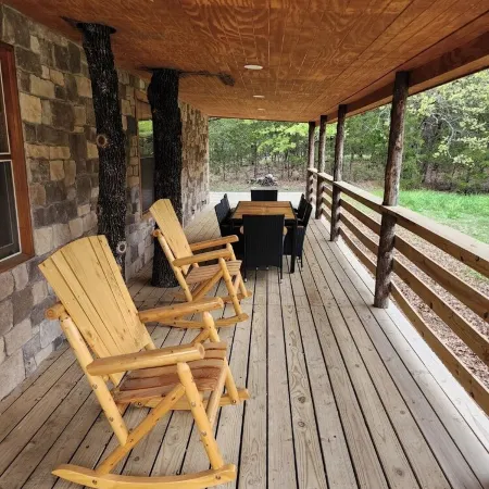 Tranquil 2-bedroom cabin on an acre in serene Pottsboro, 4 mins to Lake Texoma!