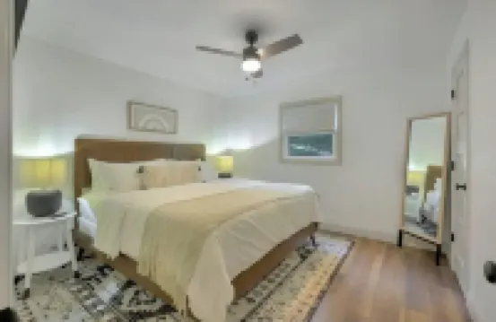 Creekside bungalow with a hot tub, walking distance to downtown Nashville