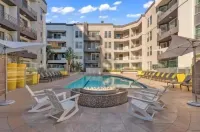 Stunning in Hollywood ,free parking , gym hot jacuzzi ,Rooftop