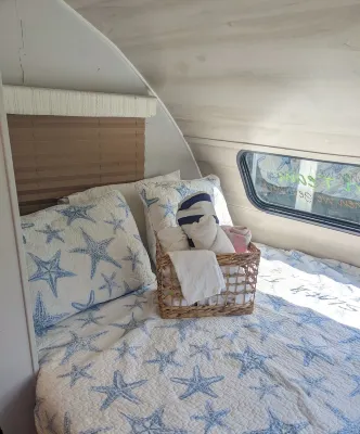 Cozy camper living in a  prime location Hotels in Cypress Lake