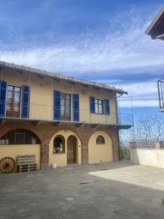 Quiet little house with a view in the center of the village
