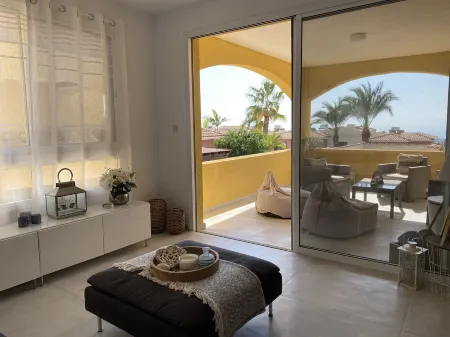 Spacious, modern apartment with ocean views - 10 mins to the beach!