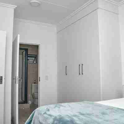 Stylish 2-Bedroom Apartment with Gym, Pool, Wi-Fi in Prime Lonehill Location. Rooms