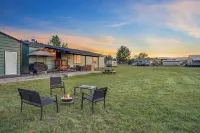 Lakeside King Suite: Luxurious and Cozy with Stunning Golden Hour Views.