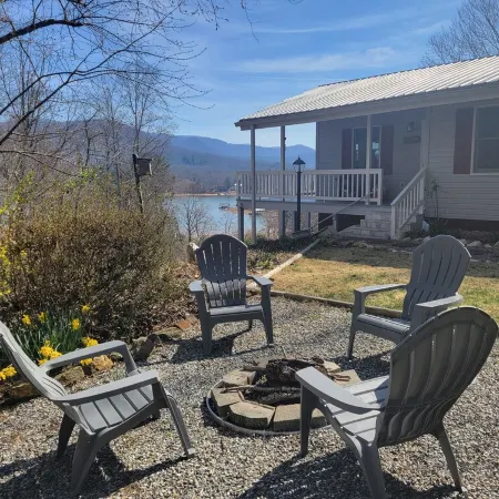 Cozy cottage with stunning lake & mountain viewsNo lake access