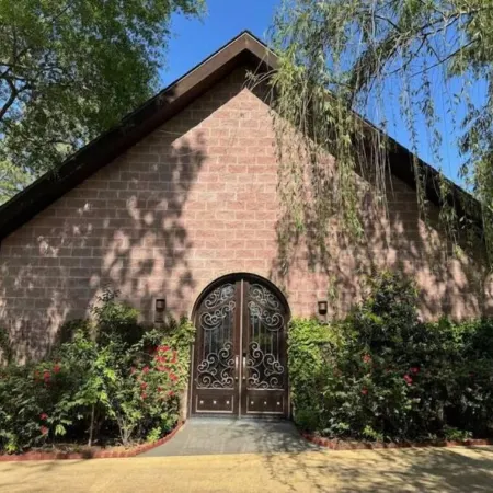 2 Kings | Chapel | Jet Tub | Elevator | DT 12 mins